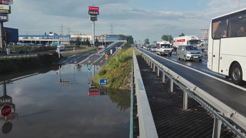 Burza w Katowicach i Sosnowcu. Zalane drogi, samochody i domy. Ponad 400 zgłoszeń straży. Straty są ogromne