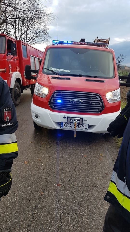Wypadek w Gołyszynie. Samochód osobowy uderzył w drzewo