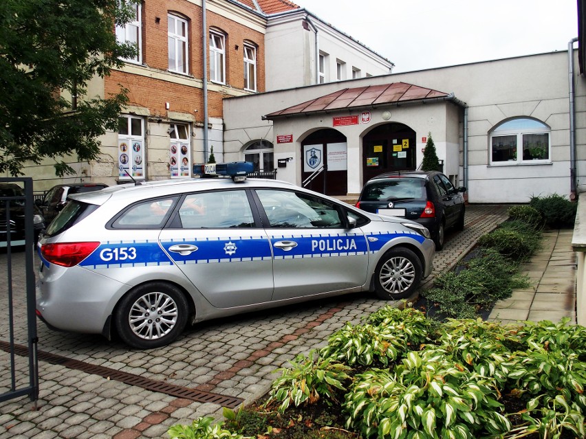 Uczniów i nauczycieli zastąpili strażacy i policjanci. Alarm w sądeckiej "Ósemce" 