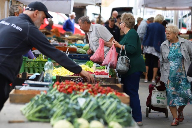 Ważna jest dla nas jakość, świeżość i walory zdrowotne produktów, które wkładamy do koszyka. Nie zaskakuje więc, że 32% Polaków deklaruje, że częściej niż wcześniej kupuje produkty od lokalnych producentów, tradycyjnie uważane za lepsze i zdrowsze.