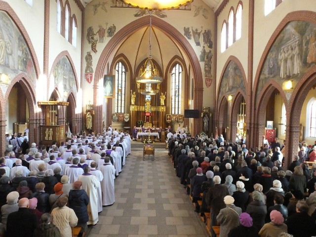 Podczas koncertu w kościele pw. św. Stanisława w Nakle  pianiści wystąpią wraz z Toruńską Orkiestrą Symfoniczną