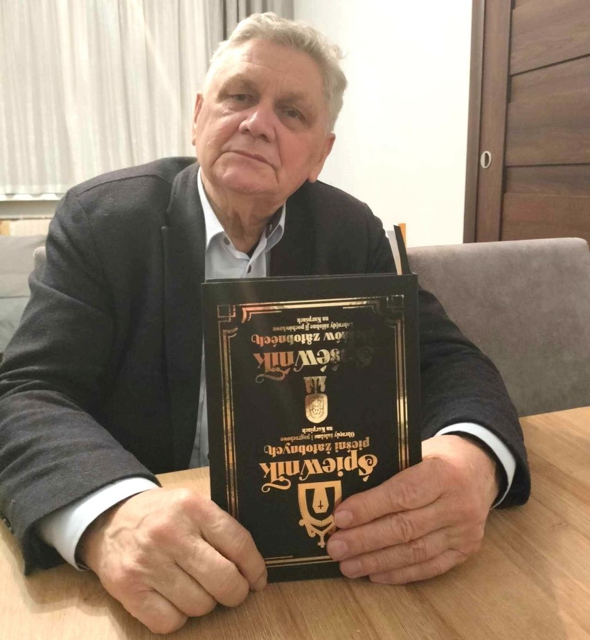 Mieczysław Olender o książce „Śpiewnik pieśni żałobnych. Obrzędy żałobne i pogrzebowe na Kurpiach” oraz Bożych Obiadach w Łysych