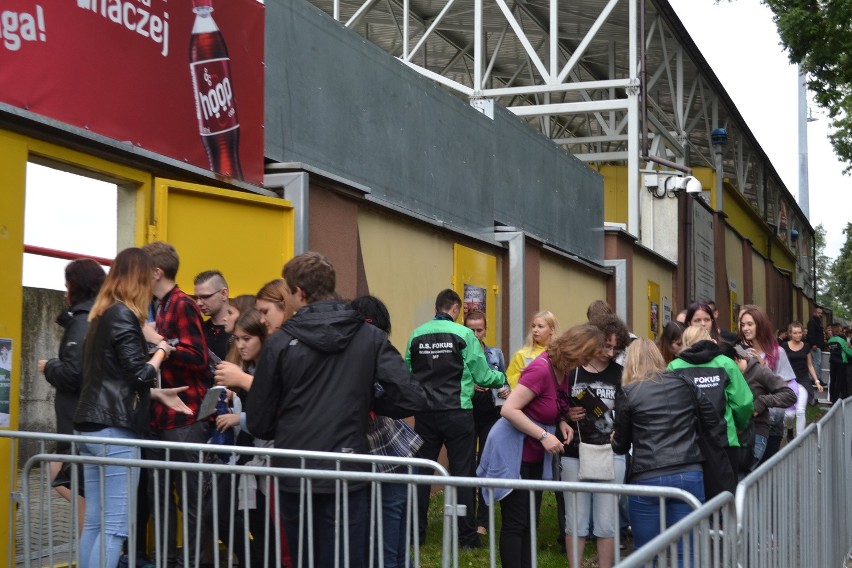 Bramy stadionu otwarte!  Pierwsi fani już stoją pod sceną