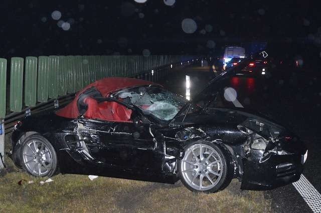 Wypadek na autostradzie. Porsche uderzyło w tył ciężarówki