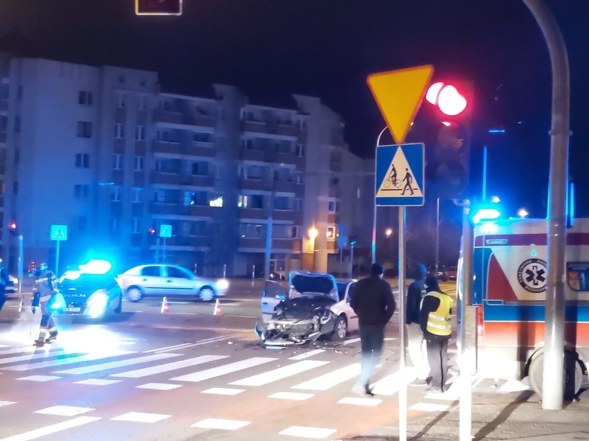 Białystok. Wypadek na skrzyżowaniu Swobodnej i Kołłątaja. Citroen zderzył się z renault. Jedna osoba ranna [ZDJĘCIA]