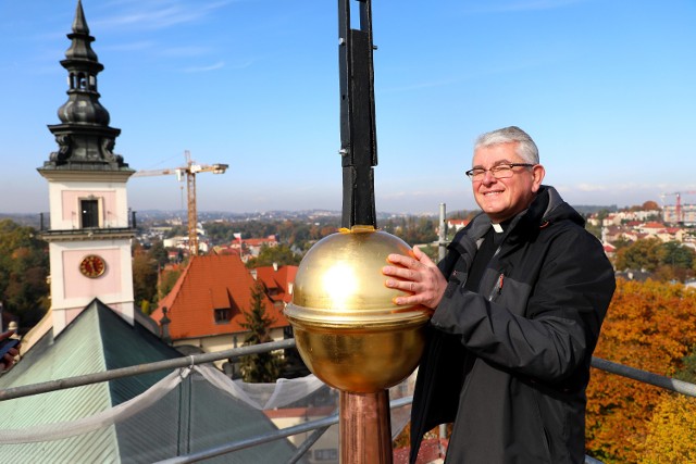 Krzyż i kula z sygnaturki na dachu kościoła św. Klemensa wróciły już z renowacji. Podczas ich montażu w kuli umieszczono dwie kapsuły czasu. Na zdjęciu proboszcz parafii św. Klemensa ks. Wojciech Olszowski