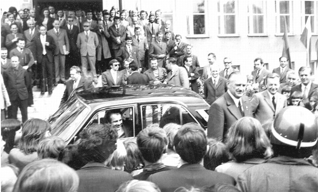 Druga połowa lat 70-tych. Premier Piotr Jaroszewicz z "gospodarską&#8221; wizytą w Suwałkach (fot. ze zbiorów Muzeum Okręgowego).