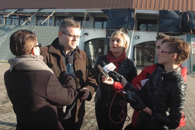 Ewa Drozd (w środku) spotkała się z dziennikarzami przed halą sportową