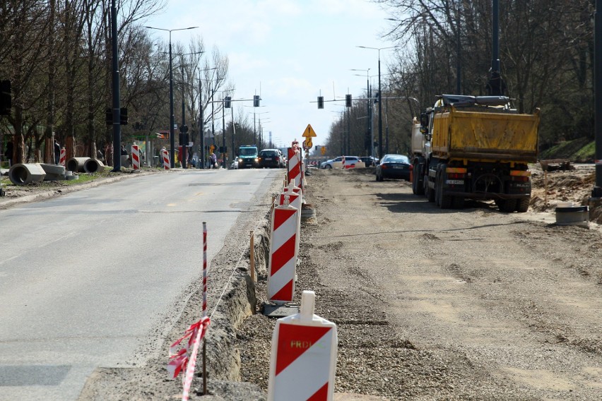 Al. Racławickie w Lublinie. Drogowcy rok temu zaczęli przebudowę arterii. Co jeszcze zostało do zrobienia? Zobacz zdjęcia