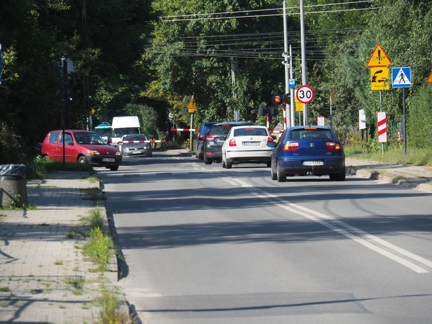 Dziurawe drogi w Łodzi. Uszkodziłeś oponę na łódzkiej drodze? Możesz mieć problem! Zgłaszanie szkody za uszkodzone auto. ZDiT