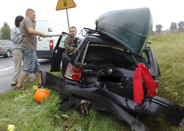 Roztrzaskany tył passata, w którego wjechał bus