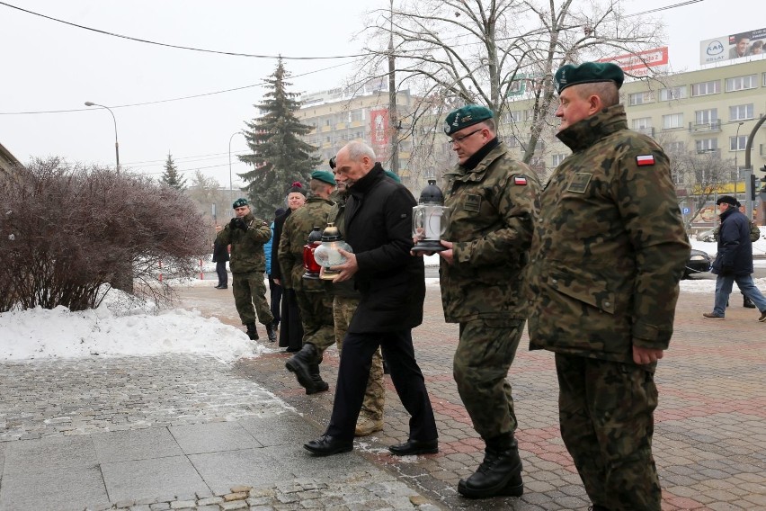 Antoni Macierewicz przed pomnikiem ofiar katastrofy tupolewa