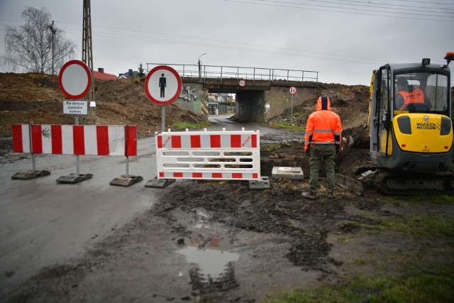 W okolicy wiaduktu przy ulicy Gołębiowskiej w Radomiu pracują już ekipy budowlane.