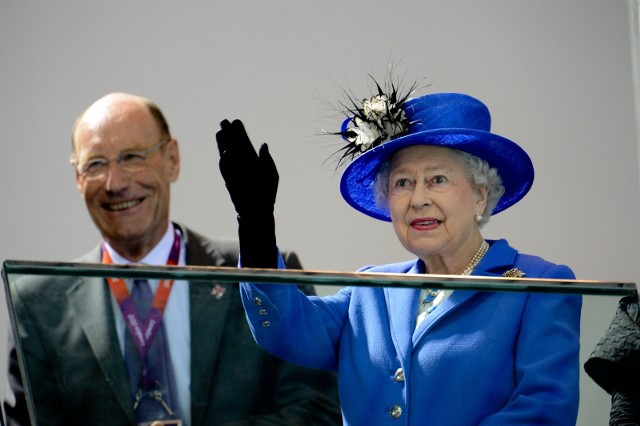 Królowa Elżbieta podobno ma bardzo zdrową dietę. Nic w tym dziwnego, skoro niedawno - 21 kwietnia 2022 roku - obchodziła swoje 96. urodziny. Królowa Elżbieta II jest najdłużej panującym monarchą Wielkiej Brytanii i najdłużej panującą żyjącą głową państwa na świecie. Sekret długowieczności królowej Elżbiety chcą poznać wszyscy.Darren McGrady, jeden z osobistych kucharzy królowej Anglii w swojej książce "Eating Royally: Recipes and Remembrances from a Palace Kitchen" ujawnił wiele informacji na temat nawyków żywieniowych Elżbiety II. Królowa Elżbieta podobno ma bardzo zdrową dietę - z kilkoma smakołykami. A to, co lubi jeść na co dzień, niewiele się zmieniło od 60 lat - zdradza Darren McGrady.Jak może wyglądać codzienna dieta królowej Elżbiety? Jak wygląda typowy plan posiłków królowej Elżbiety II? Co trafia do menu królowej Anglii na śniadanie, lunch, obiad i deser? Oto posiłki, które monarchini podobno spożywa każdego dnia, aby zachować kondycję i zdrowie - zobacz teraz w naszej galerii >>>>>