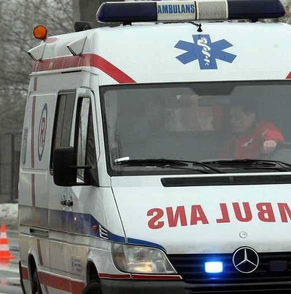 Karetka zabrała chłopca do szpitala po wypadku na ul. Niedziałkowskiego w Szczecinie.