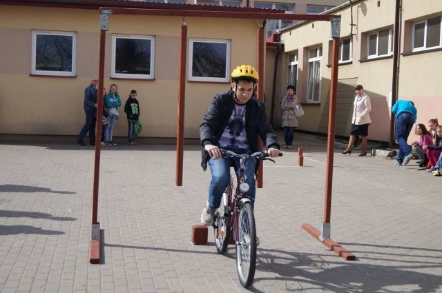 Takie zadania jak rynna czy huśtawka nie były już takie trudne. Prym na placu wiedli uczniowie z Rzewnia.