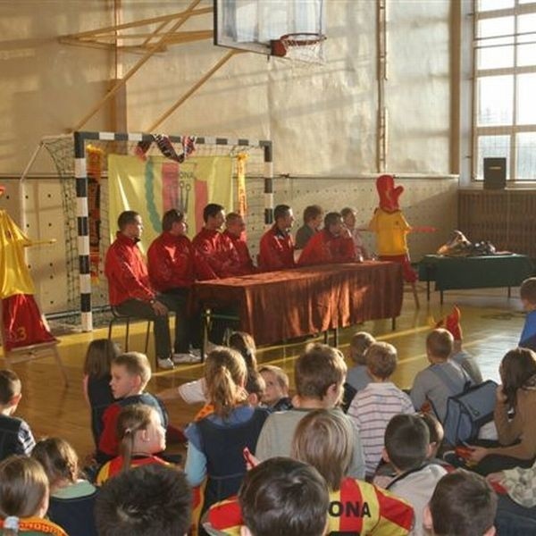Uczestnicy turnieju i dzieci z SP 27 podczas spotkania z piłkarzami Korony.