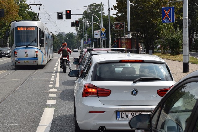 W sobotę zapowiedziany przez miasto buspas na ulicy Grabiszyńskiej był już wymalowany na jezdni. Choć oficjalnie jeszcze nie funkcjonował, to mało który z kierowców o tym wiedział, bo część znaków pionowych była przekreślona, inne już odsłonięte i "jakby obowiązujące". Inna sprawa, że buspas to po prostu gruba ciągła linia oddzielająca torowisko. Czy faktycznie kierowcy będą tutaj przestrzegać przepisów? Znając wrocławskie realia, można mieć wątpliwości.CZYTAJ WIĘCEJ NA KOLEJNYCH SLAJDACH, ZOBACZ ZDJĘCIA - CO ZMIENIŁO SIĘ NA GRABISZYŃSKIEJ