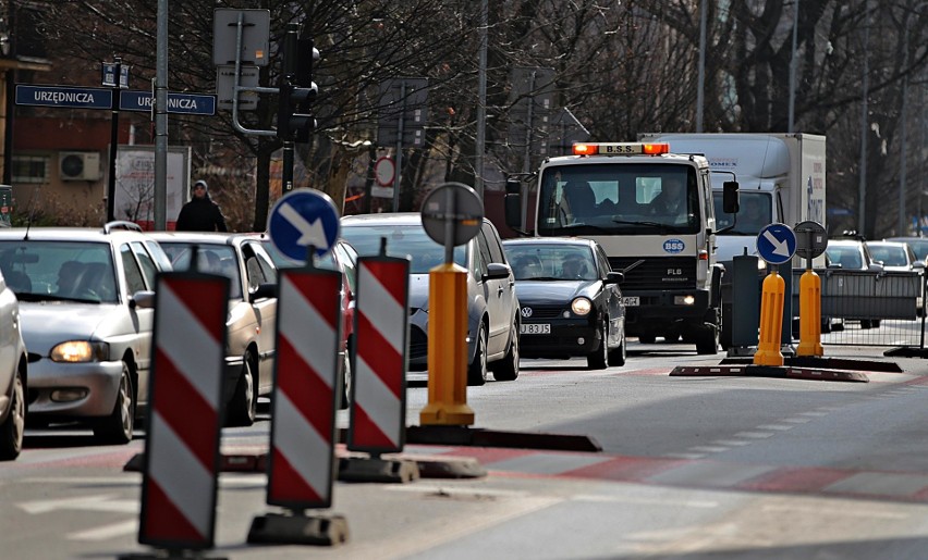 Drogowy armagedon w Krakowie. Pasażerom puszczają nerwy "To jest dramat, wstyd"