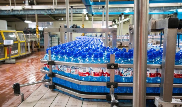 Firma Ustronianka przekazała wodę szpitalom by wspomóc pracujących tam bohaterów