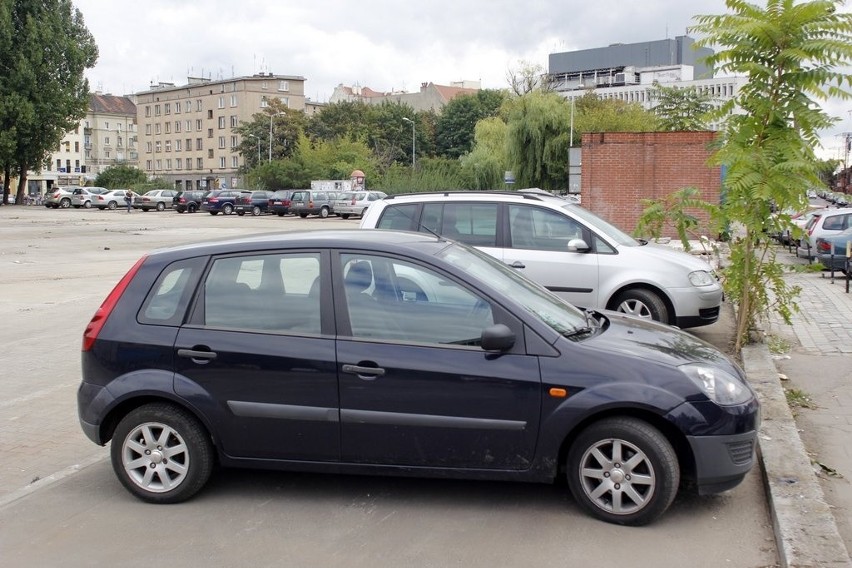 Dawny targ na Zielińskiego zamienia się w parking. A miasto chce na nim zarobić