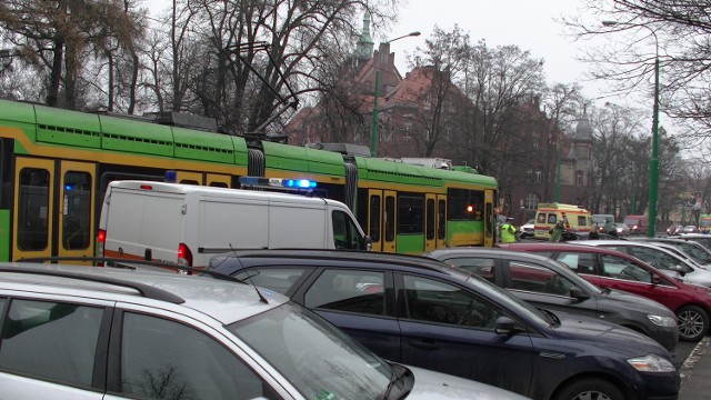 Kolizja tramwaju z samochodem na ul. Grunwaldzkiej