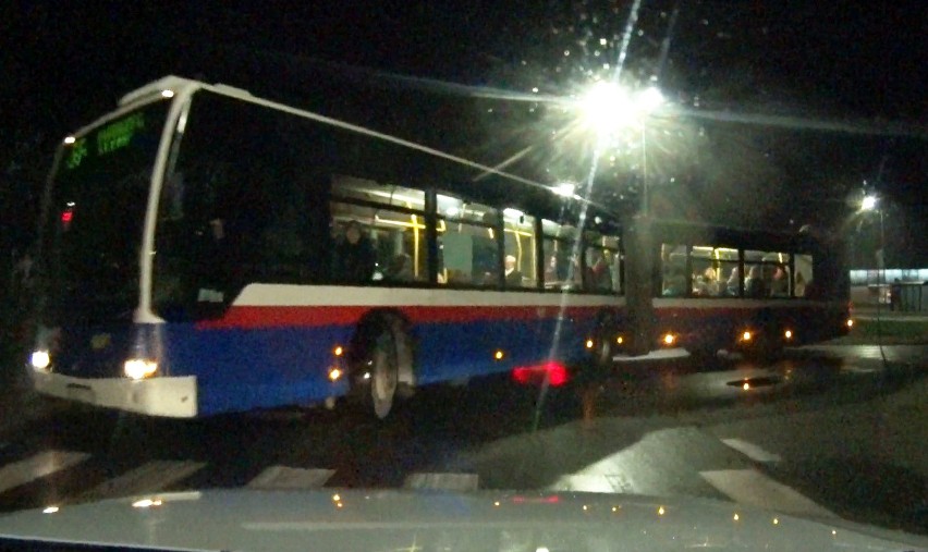 "Nie mam czasu tyle czekać". Hamowanie przed autobusem w Bydgoszczy [wideo]