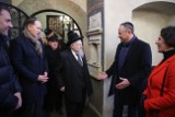 Douglas Emhoff na zakończenie wizyty w Polsce zwiedził krakowski Kazimierz i spotkał się z przedstawicielami gminy wyznaniowej