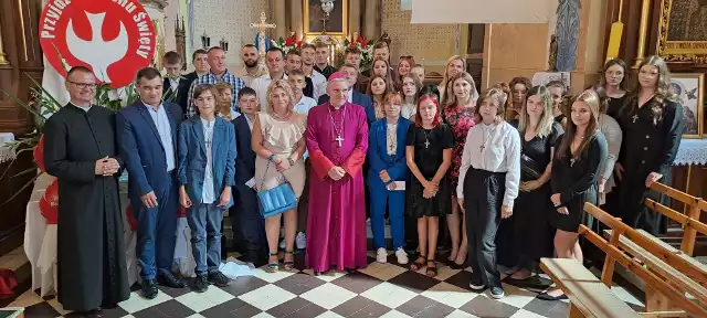 Biskup sandomierski Krzysztof Nitkiewicz udzielił sakramentu bierzmowania młodzieży z parafii świętego Idziego w Ptkanowie
