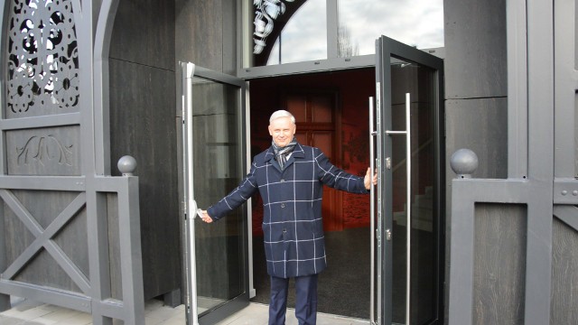 Na zdjęciu burmistrz Czerska Przemysław Biesek-Talewski w drzwiach wejściowych do Domu Kultury w Czersku