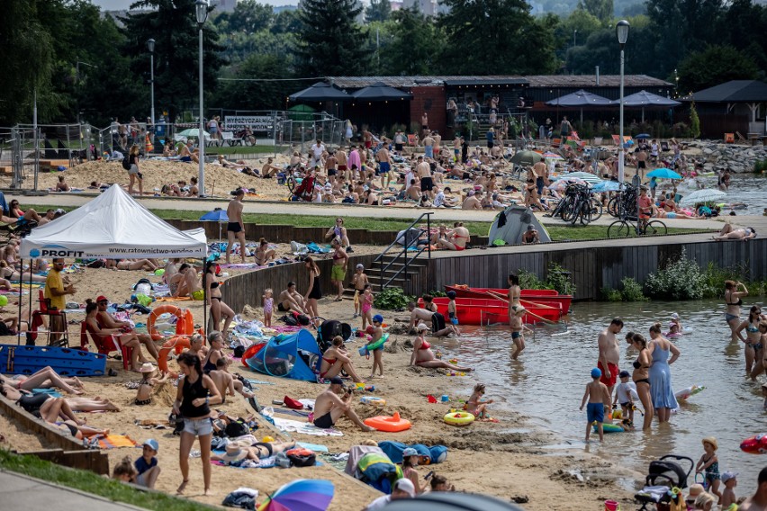 Kraków. Nad Bagrami jak nad Bałtykiem: wypełnione plaże i słoneczne kąpiele [ZDJĘCIA]