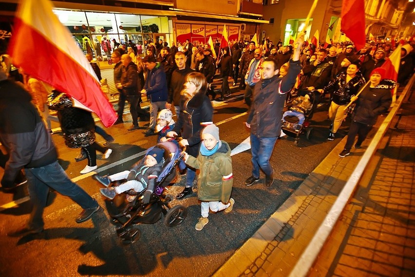 Marsz Polaków we Wrocławiu. Tłum przeszedł przez miasto...