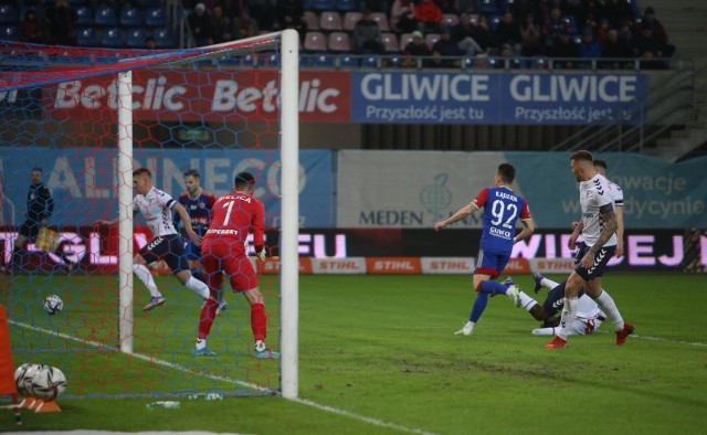 26.02.2022. Piast Gliwice - Górnik Zabrze.   Zobacz kolejne zdjęcia. Przesuwaj zdjęcia w prawo - naciśnij strzałkę lub przycisk NASTĘPNE