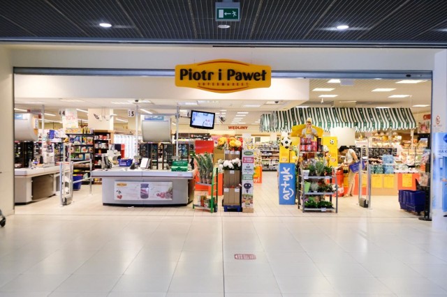 Poznaniacy jeszcze nie mają możliwości robienia zakupów w internetowym supermarkecie Spar. Natomiast e-sklep "Piotr i Paweł" obsługuję Poznań jak dotychczas.
