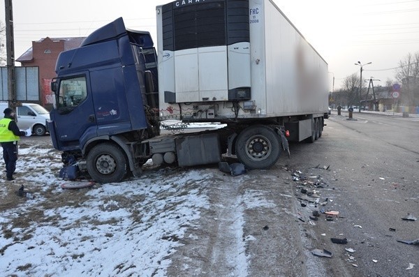 Wyszków: wypadek na skrzyżowaniu. Zderzyły się opel i samochód ciężarowy, kobietę zabrano do szpitala [ZDJĘCIA] 