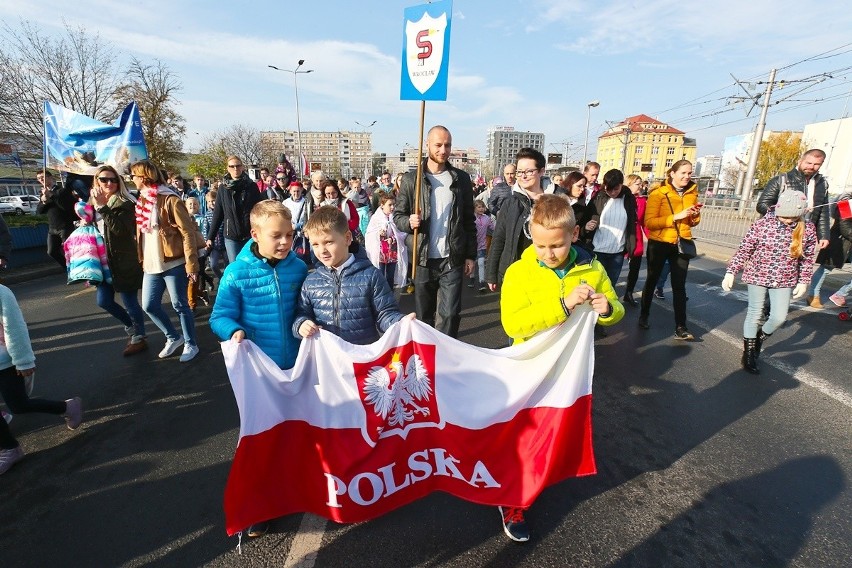 Radosna Parada Niepodległości przeszła przez Wrocław [ZDJĘCIA]