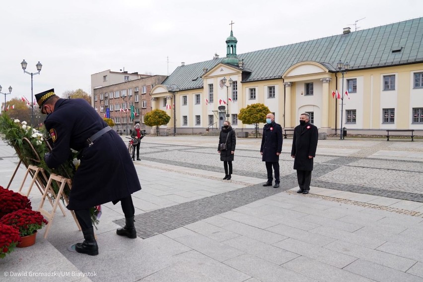 Obchody 102 rocznicy odzyskania niepodległości w Białymstoku. Władze składają kwiaty (zdjęcia)