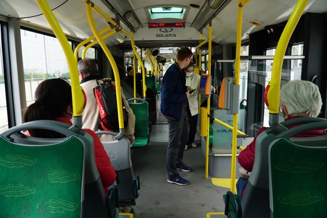 W autobusie linii nr 173 w Poznaniu agresywny mężczyzna zaatakował pasażerkę.
