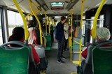 Brutalny atak w autobusie w Poznaniu. Mężczyzna chciał wydłubać pasażerce oczy