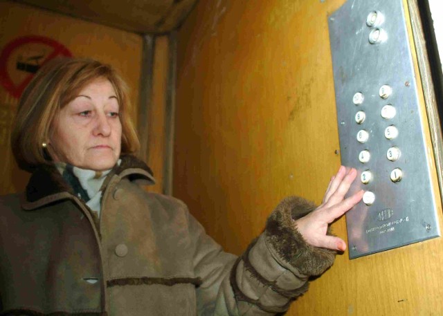 Halina Kromer, administratorka osiedla im. M. Wańkowicza, pokazuje tablicę w windzie przy ul. Jana Pawła II 3 B - konserwatorzy musieli wymieniać tu spalone przyciski.