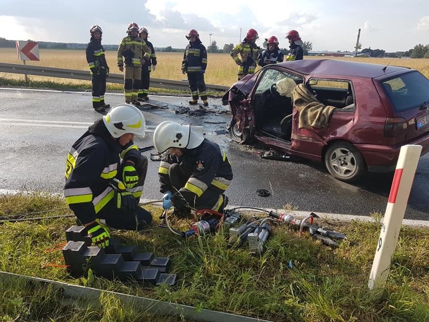 Groźny wypadek na drodze nr 15. Czołowe zderzenie, trzy osoby ranne (ZDJĘCIA)