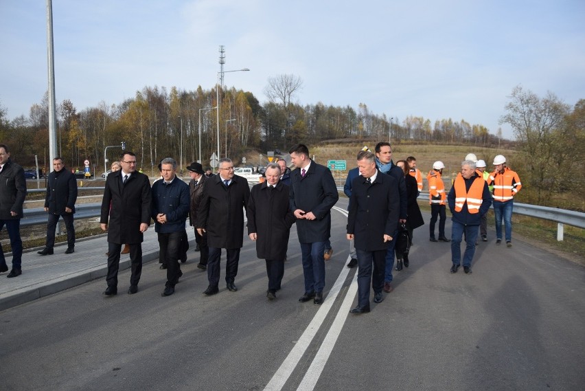 Otwarto nowy wiadukt kolejowy w gminie Krzeszowice z udziałem ministra. Samochody jadą nad torami [ZDJĘCIA]