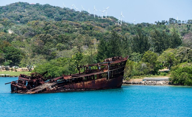 U wybrzeży wyspy Roatán należącej do Hondurasu turyści mogą podziwiać nietypową atrakcję, jaką jest zatopiony w latach 70. XX w. statek. Nie jest jasne, co go spotkało, ale na temat wraku krąży wiele legend. Jedna z wersji głosi, że statek miał jakiś związek z rewolucją w Nikaragui i dlatego został zatopiony. Inna głosi, że statek przewoził drewno i zatonął podczas potężnej burzy.