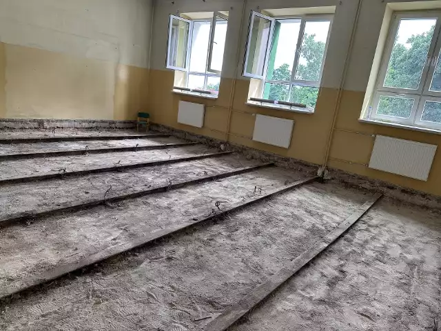 Jedna z sal szkoły w Topoli w trakcie remontu. Więcej zdjęć z remontowanej szkoły na kolejnych zdjęciach