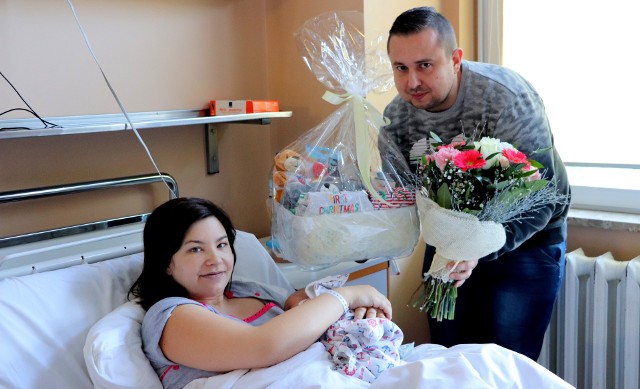 Rodzice Milenki dostali od starosty powiatu mieleckiego wyprawę i bukiet kwiatów.