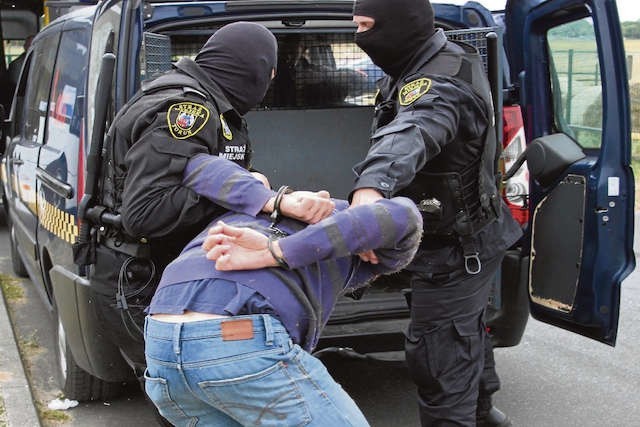 Przed zawodami w Toruniu, jeden z kibiców zaatakował strażniczkę. Został obezwładniony i przekazany policji