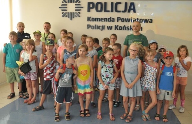 Pierwszego dnia turnusu dzieci odwiedziły konecką komendę policji. Na zdjęciu z policjantką Marzeną Czapelską i instruktorami Aleksandrem Kopańskim i Maciejem Lisowskim.