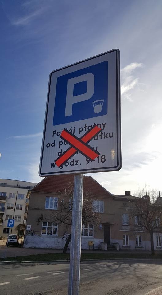 Zdjęcie na parkingu przy ul. Jana z Kolna nasz Czytelnik zrobił w piątek po godzinie 9 - zapomniano „odblokować” tablicę