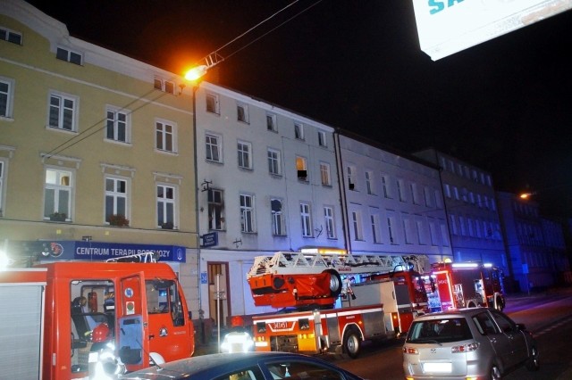 Straż pożarna dostała zgłoszenie, że w jednym z mieszkań przy ulicy Armii Krajowej 36 doszło do pożaru. Spowodowany on został przez pozostawioną na kuchence potrawę. Częściowemu spaleniu uległo jedno z pomieszczeń. Udział w akcji brały cztery zastępy straży pożarnej. Nie ma osób poszkodowanych. - informuje Piotr Basarab rzecznik prasowy Komendy Miejskiej PSP w Słupsku.