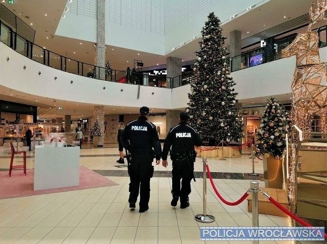 Mężczyzna poszukiwany za różnego rodzaju przestępstwa wpadł w ręce wrocławskich policjantów patrolujących Pasaż Grunwaldzki.